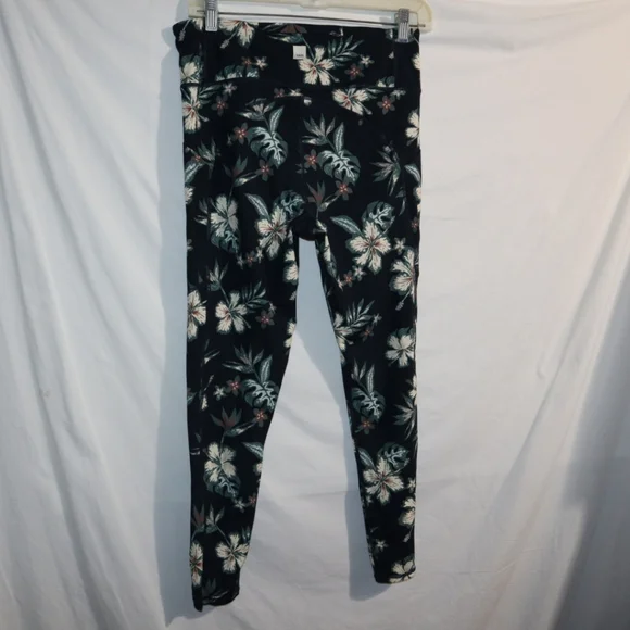 Vuori Stride Leggings in Ink Maui Floral print Green - Picture 4 of 12